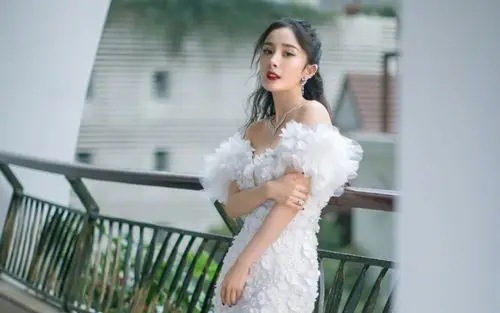 杨幂抹胸白礼服性感写真桌面壁纸_大陆明星_壁纸下载_美桌网