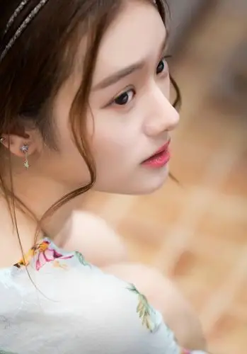 花裙优雅高贵气质女神颜值高私房照写真图片下载