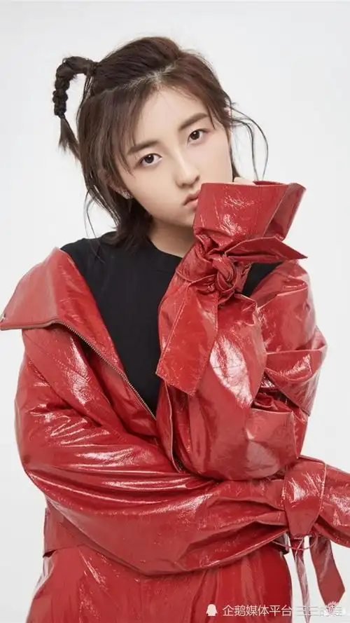 可爱张子枫短发夏日清凉写真the row运动鞋插图2