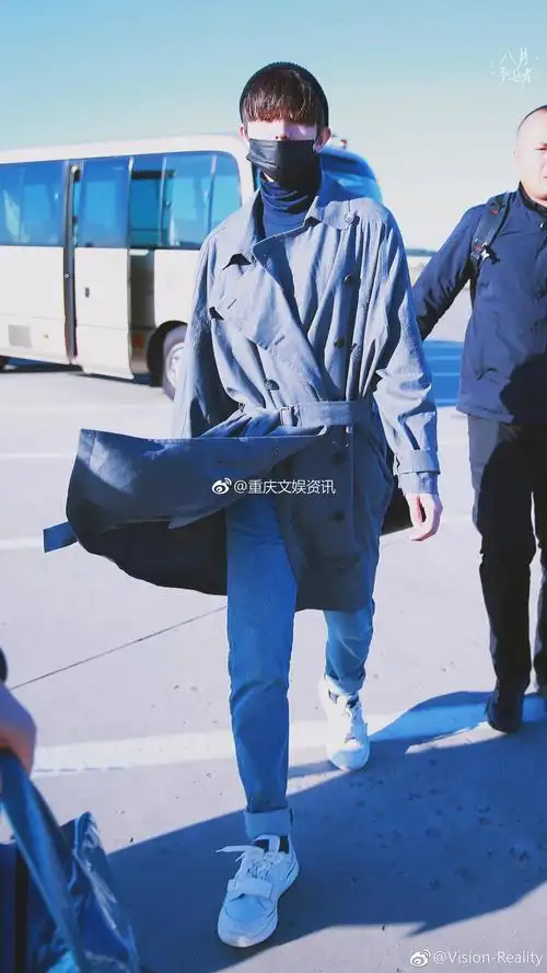 蔡徐坤今日抵达重庆,粉丝机场饭拍