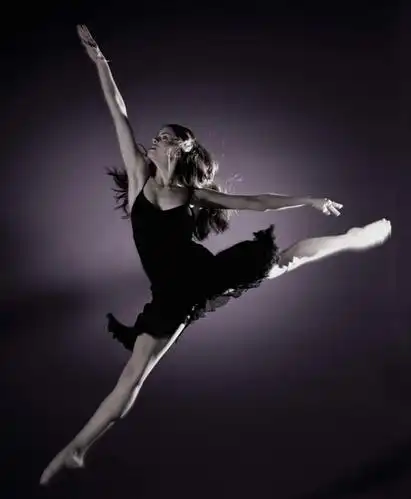 西方人,儿童,一个人,跳舞者,跳,举,竖图,室内,白天,正面,裙子,跳舞