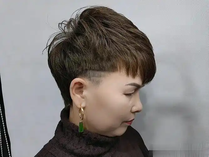 女生短发卷发发型有哪些2