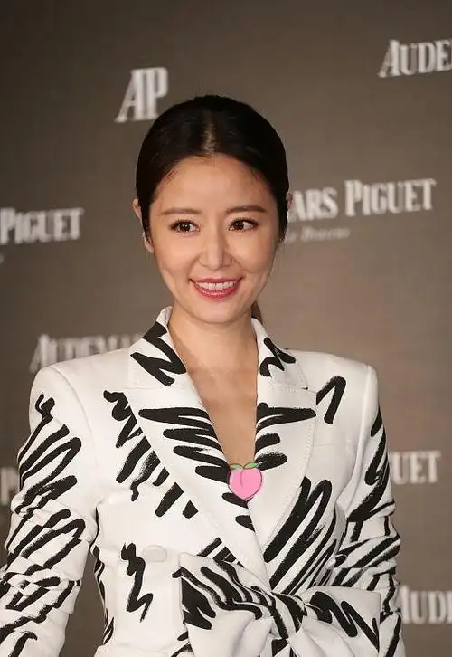 林心如真不服老穿涂鸦西装凹造型摆拍腰上系大蝴蝶结扮嫩成功