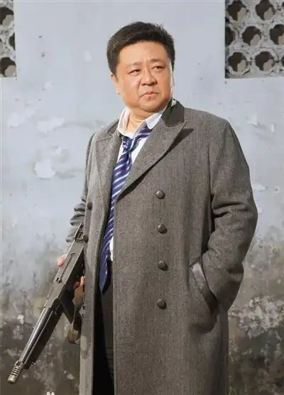 该剧由梁冠华[微博],张光北[微博],黄海冰[微博]等主演,讲述上个世纪