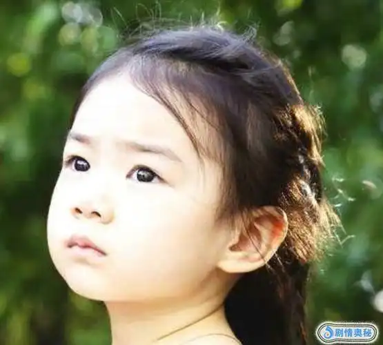 光是这样看,她就活脱脱似戚薇的翻版了,但当看到戚薇小时候的照片时