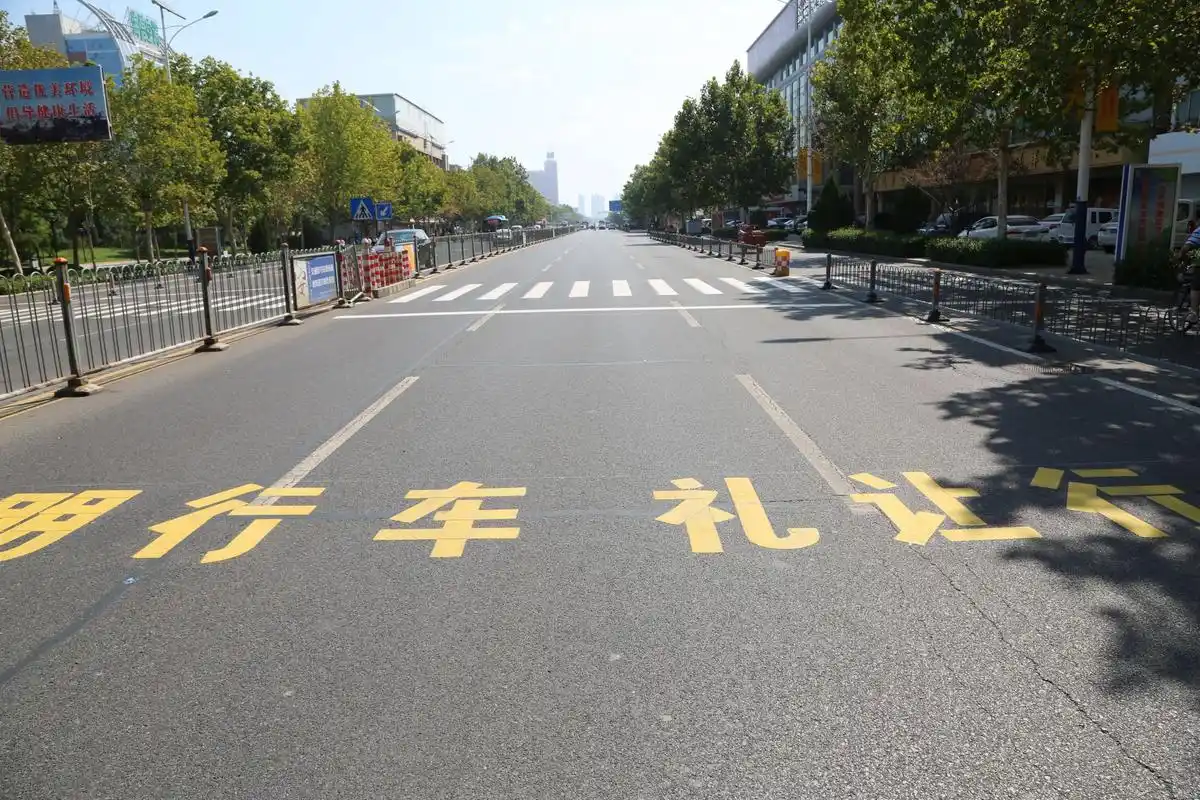 德城区增设11处礼让行人标线标语 违者罚款50元扣3分