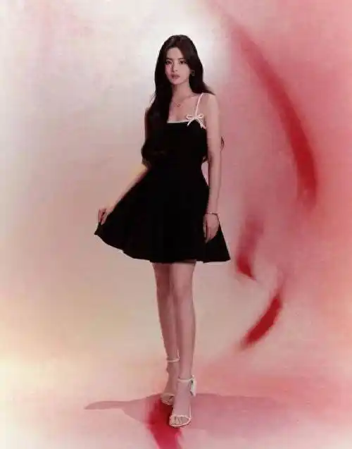 杨超越穿黑裙搭配裤袜暴露事业!