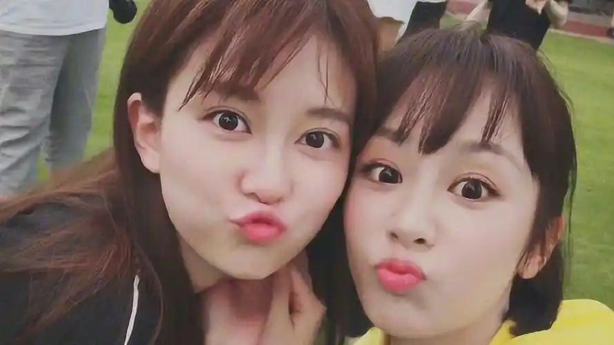 《a咖时尚》乔欣晒和杨紫合照 嘟嘴卖萌十分可爱_高清1080p在线观看