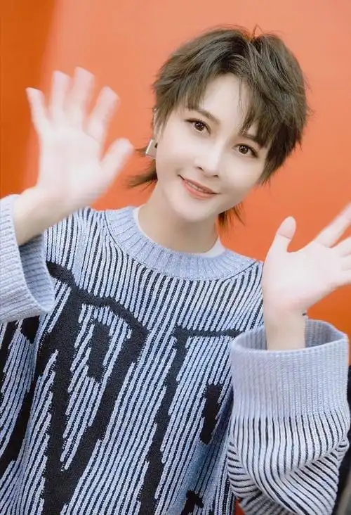 最搞笑的是,厉娜仿佛也认清了现实,她在自己的社交账号上留下标签:"