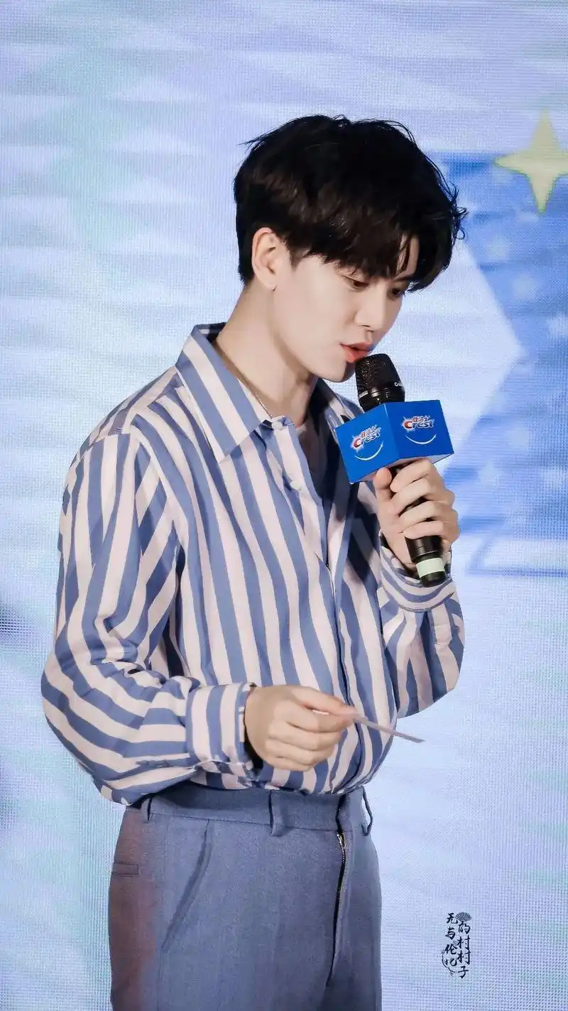 任嘉伦壁纸一出场瞬间邪魅十足撩人无限啊不愧是阳光帅气男孩