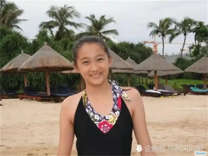 关晓彤肤色变化大,童年时灰头土脸,长大后白到发光优质