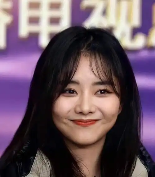 央视镜头下的谭松韵长这样,"娃娃脸"甜美可爱,看着真不像30岁