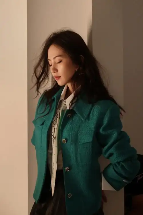 刘诗诗穿西装套装 帅气又不失性感_中国香港_新闻_华人头条