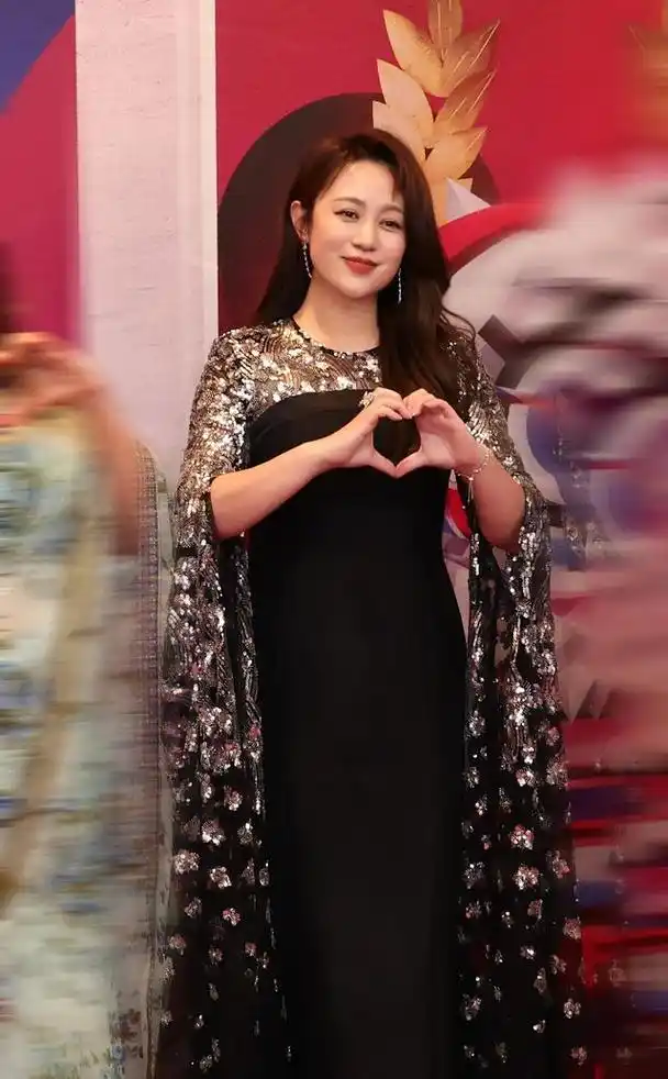 马丽亮相喜人之夜盛典,穿黑金拼接礼服,难得留起长发,又飒又美