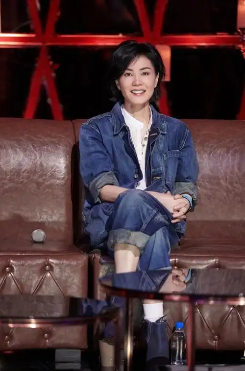 拍到王菲逛街,穿t恤长裙很高挑知性,踩帆布鞋减龄看不出52岁!插图1