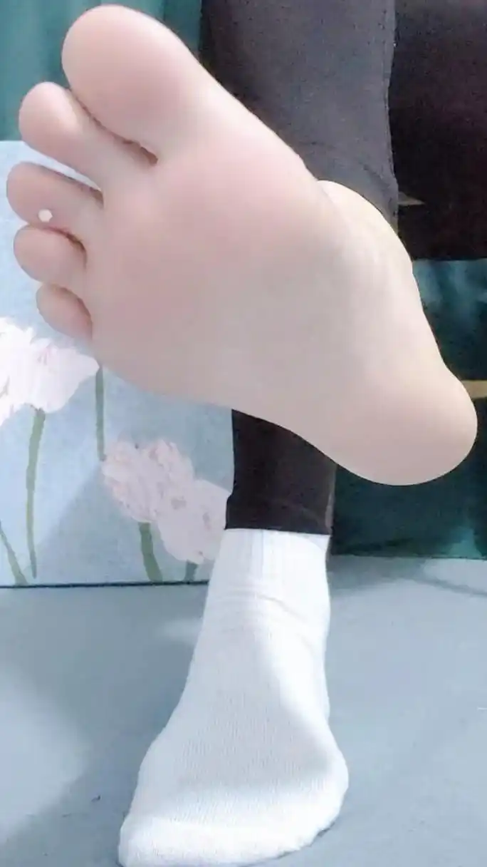 洗完澡,脚脚也是白白嫩嫩的,#美女# #美脚