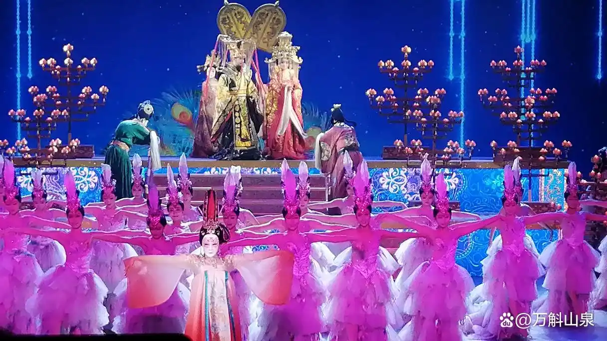 西安大唐芙蓉园凤鸣九天剧院演出的《梦回大唐》剧照