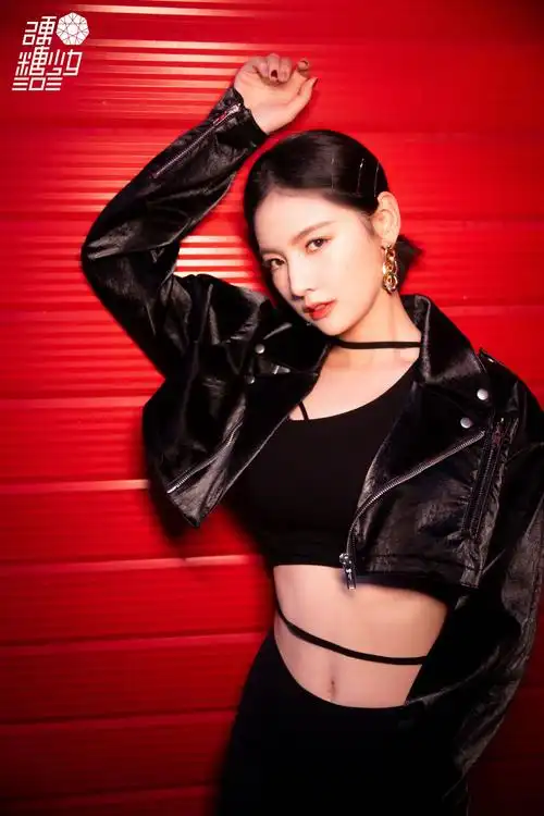 简介:赵粤暗夜皮衣造型性感写真图片,分享一组赵粤图片给大家,图中的