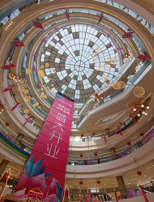 2020年摄影小品一一一信阳市羊山新区万达广场 - 美篇