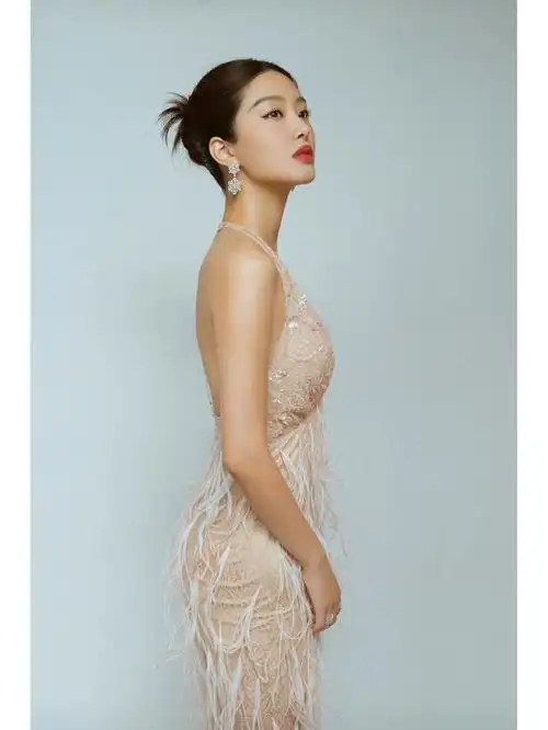 杨采钰真豁得出去穿肉色深v羽毛裙拍照若隐若现又美又欲