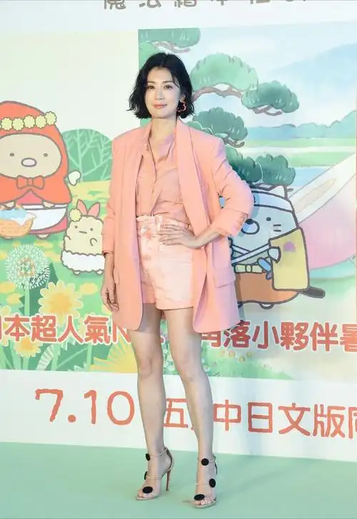 贾静雯穿衣真时髦酒红色连体裤配低马尾高级感满分