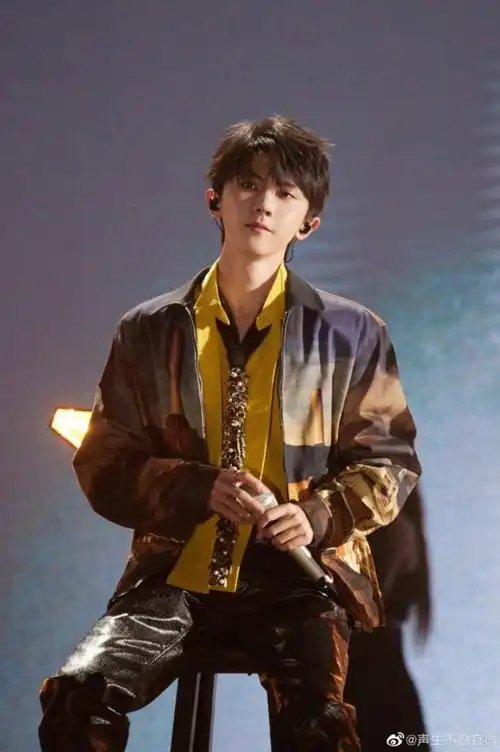 马嘉祺好像把落日穿在身上