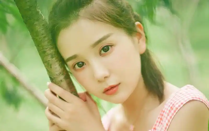 清纯可爱的美女绿色小清新写真桌面壁纸