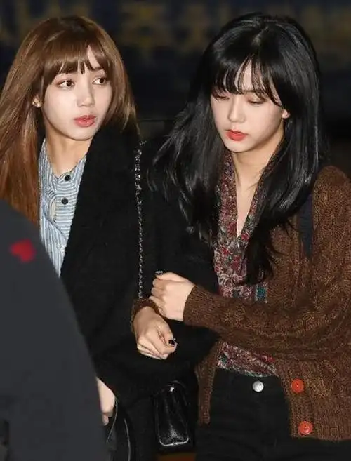 近日,有媒体曝出lisa和jisoo外出被拍的照片.