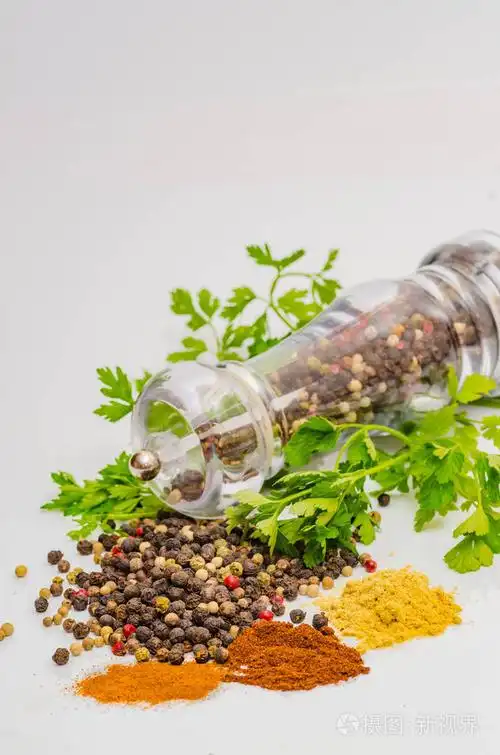 在白色背景上的香黑胡椒.