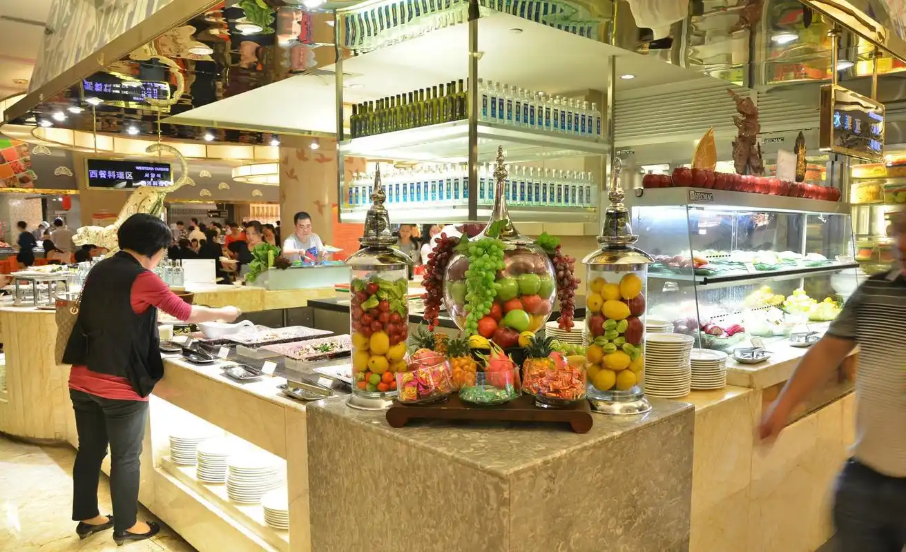 自助餐老板学聪明了,还懂得"借位",难怪不怕遇见大胃王!