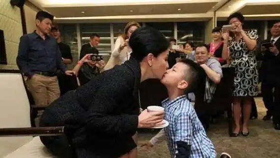 原创刘嘉玲被问为啥不生孩子刘嘉玲表示他不愿意自己只能认干儿子