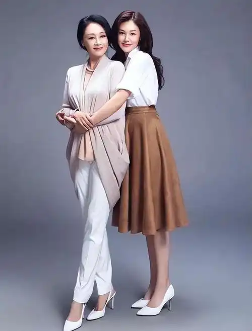 60岁王姬与31岁女儿比美穿透视纱裙身材饱满不像母女像姐妹