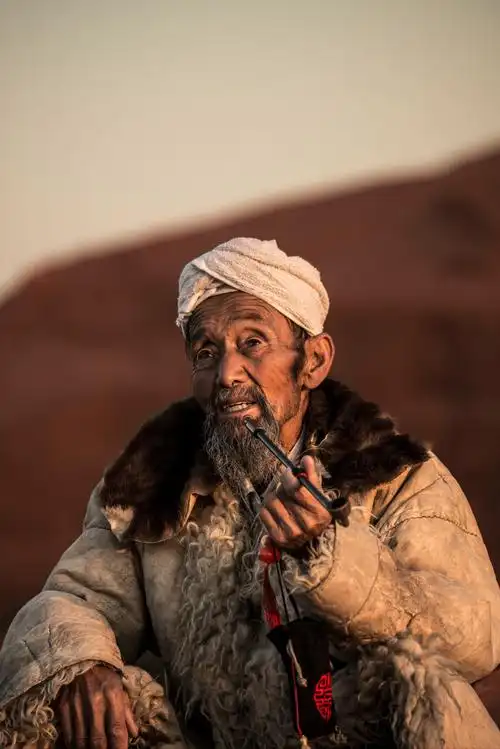 我是披着羊皮的人还是披着狼皮的羊还是披着羊皮的狼.