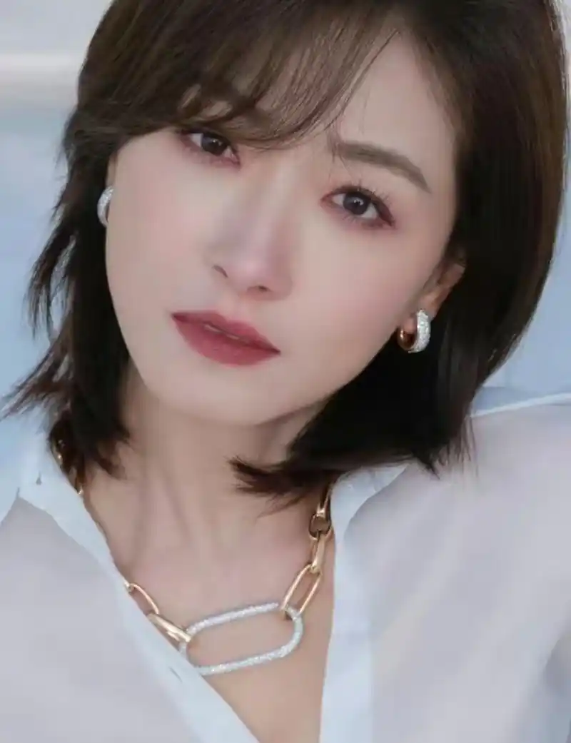 万茜最新美照分享,白色薄雾衬衫,搭配粉色渐变长裙,芋泥波波好甜