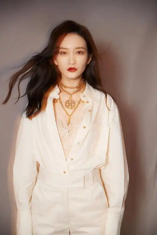 王鸥成团后亮相再现神仙颜值蕾丝背心配衬衫好撩