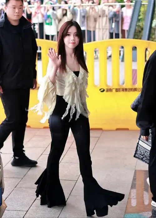 邓紫棋上班路透曝光,身材肥美性感.@苏家小娱的动态