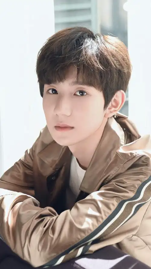 97超强补档之王源海外行程之「巴黎时装周」王源第一次巴黎时装周