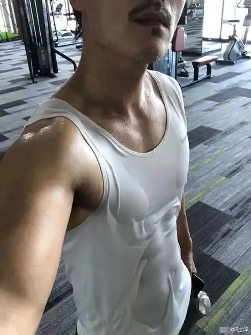 杜淳晒健身照衣服完全湿透腹肌依稀可见胡子拉碴亮点十足