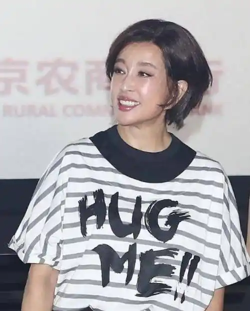 刘晓庆回应耳朵变形,直言女人就是要美丽,背后豪宅惹人瞩目!