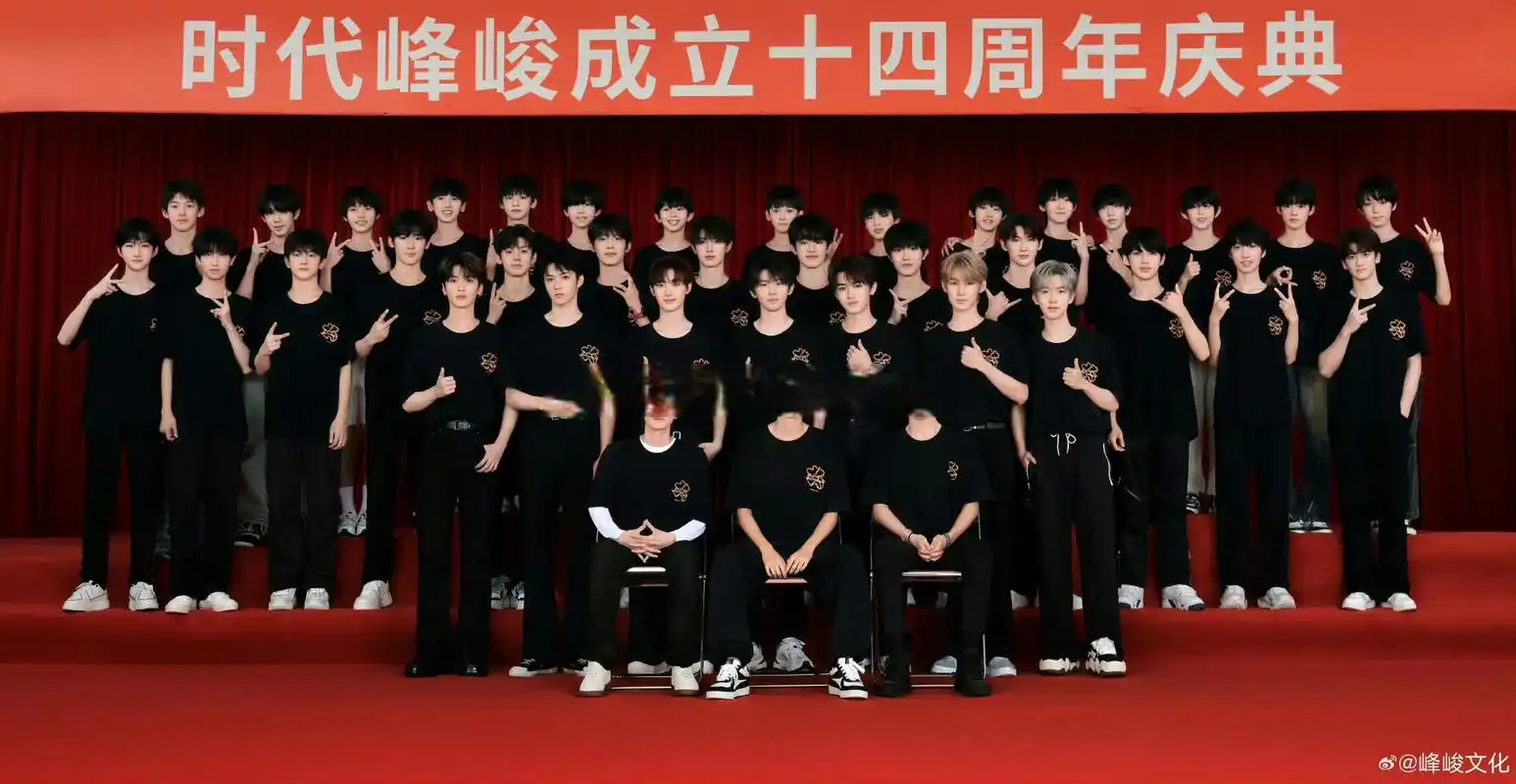 王俊凯:出道是队长,归来变堂主了[微笑]  #时代峰峻全家福