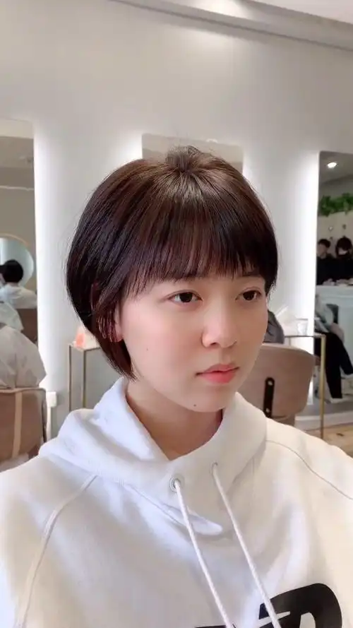 她说短发太难看要留长,剪完她说,她需要多久修一次