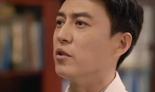 当"硅胶脸"混进医疗剧,高颜值被打回原形,靳东郑晓龙也救不了