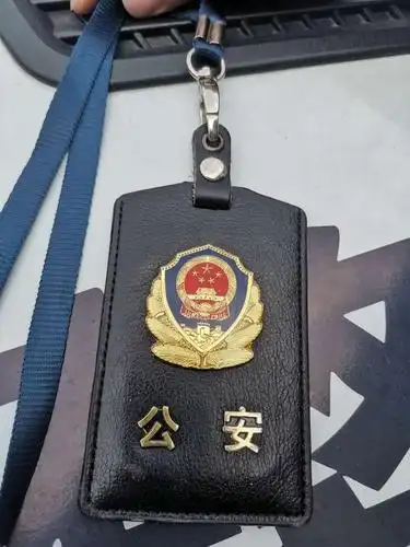 就对警察职业十分憧憬,他便通过非法渠道购买了一本伪造的警用证件