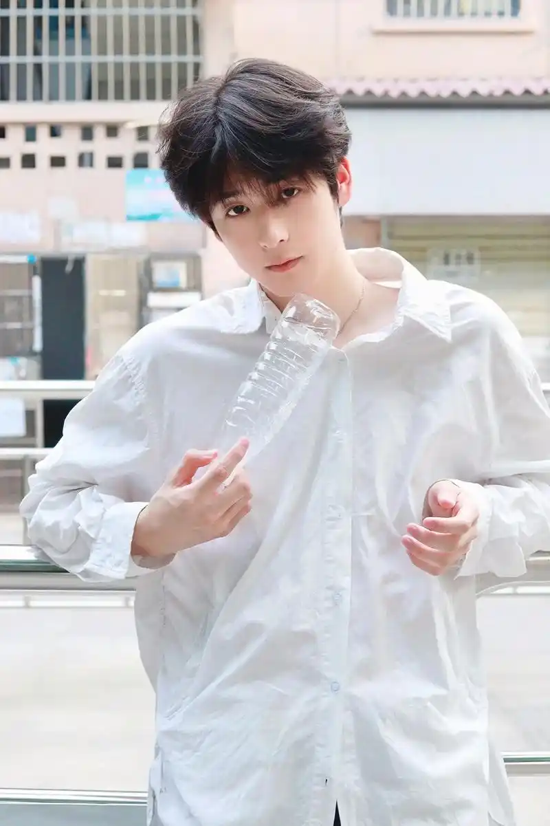 《少年》#武汉约拍 #男生写真 #少年感 #185大帅哥 - 抖音