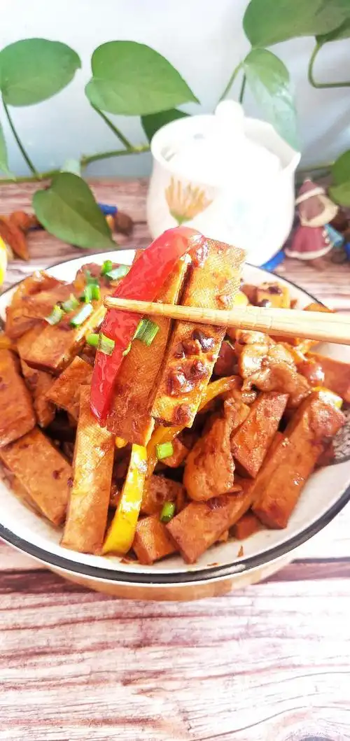 这就是香干炒肉的简单做法了,10分钟搞定一道开胃下饭菜 ,喜欢的赶紧