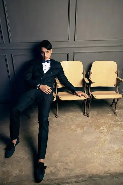 "霸道总裁"再升级!明道西装写真显儒雅