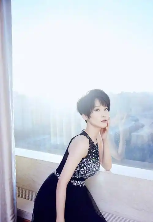 原创谢楠身材太有料穿抹身材连衣裙秀事业线网友吴京真幸福