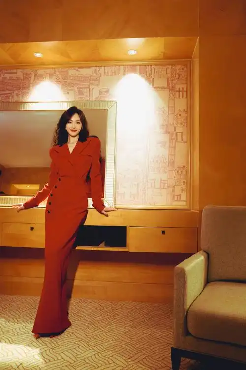 唐嫣身穿盖娅传说定制红色礼服亮相今晚央视#春晚#,红色开叉裙装搭配