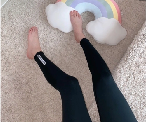 李小璐自拍晒脚丫一身粉嫩少女装