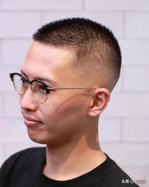 发型的作用同样不容小觑,发型可以让你从普通路人变成时尚型男,颜值